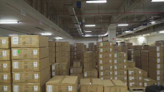 工廠中的紙箱 不可或缺的包裝伙伴